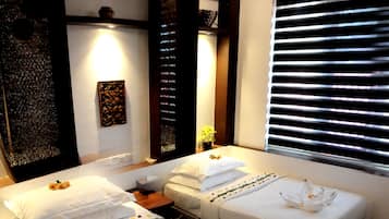 Deluxe Twin Room | Minibar, in-room safe, desk, soundproofing