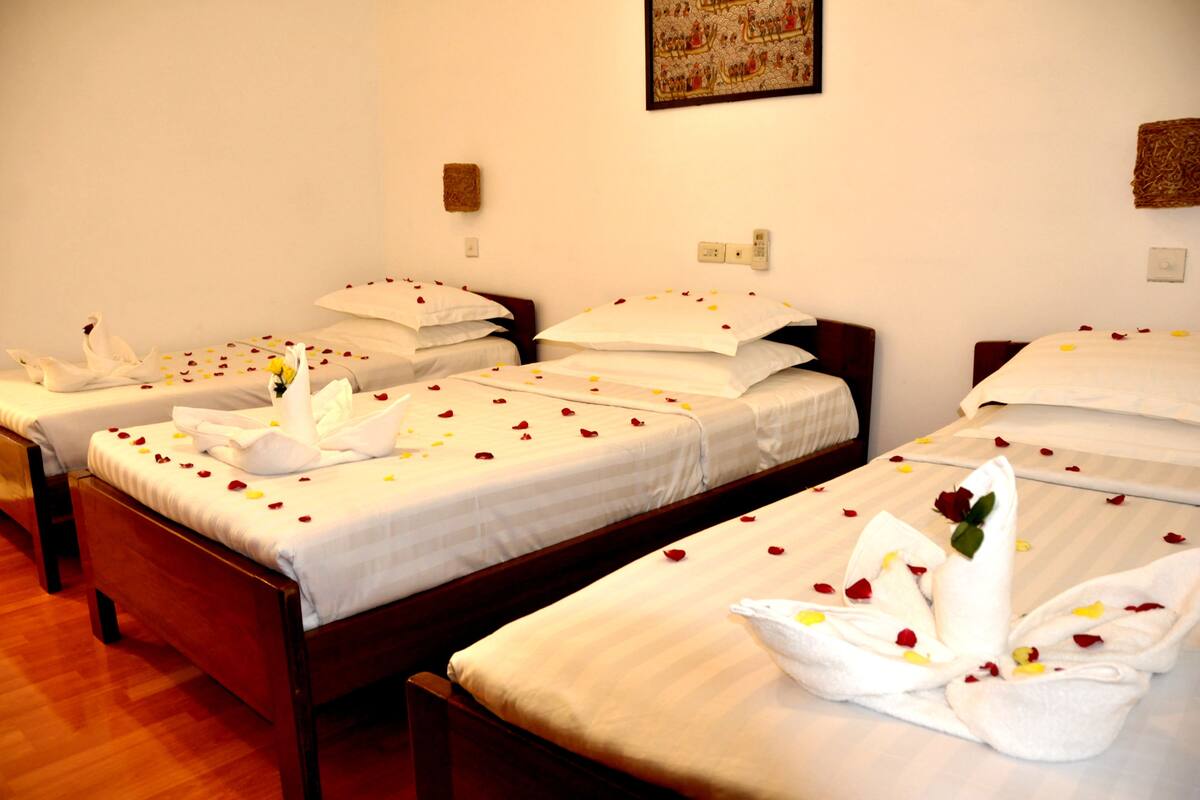 Standard Triple Room | Bar mini, peti besi dalam bilik, meja, kalis bunyi 