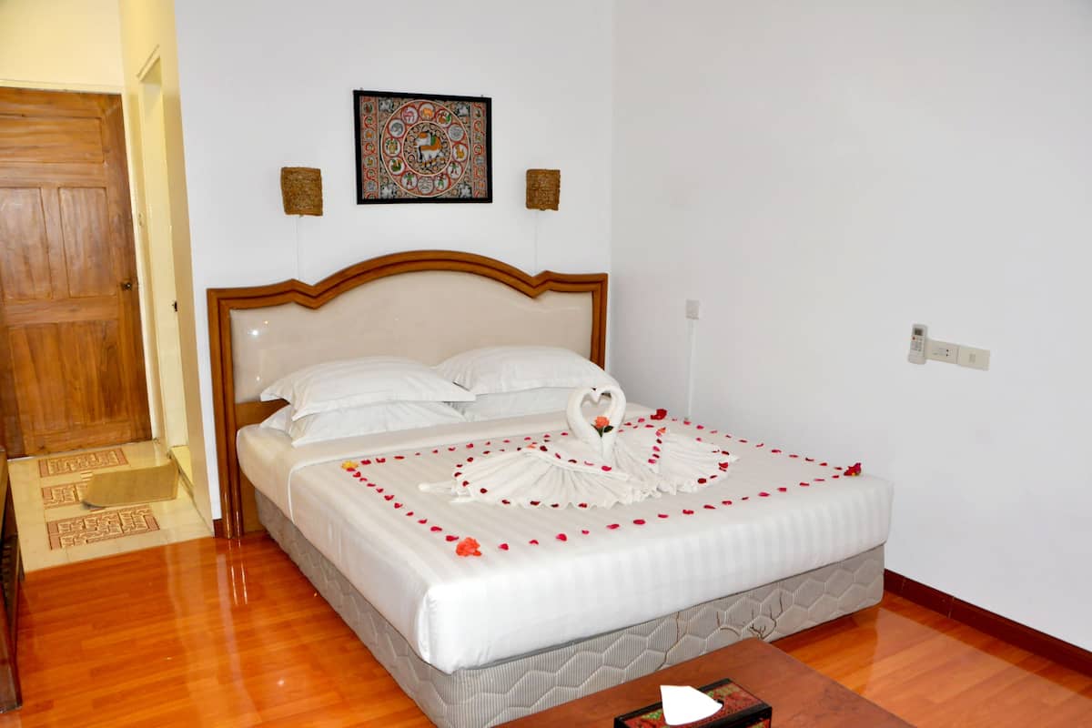Habitación doble estándar | Minibar, caja de seguridad en la habitación y escritorio