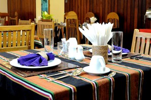 2 Restaurants, Frühstück, Mittagessen, lokale und internationale Küche