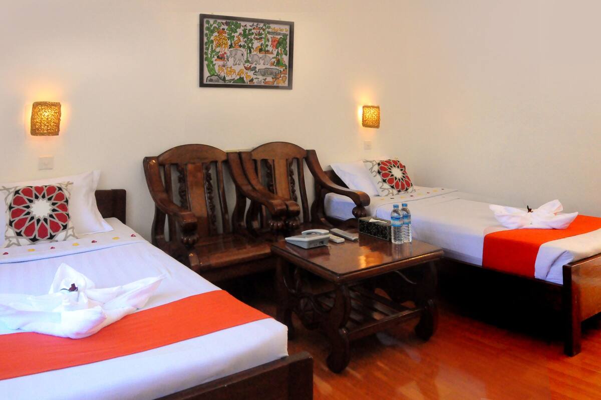 Standard Twin Room | Bar mini, peti besi dalam bilik, meja, kalis bunyi 