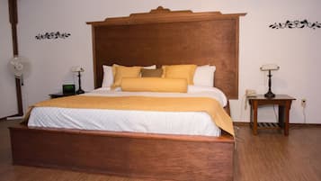 Suite, 1 cama de matrimonio grande con sofá cama, vistas al mar | Escritorio, tabla de planchar con plancha, wifi gratis y ropa de cama