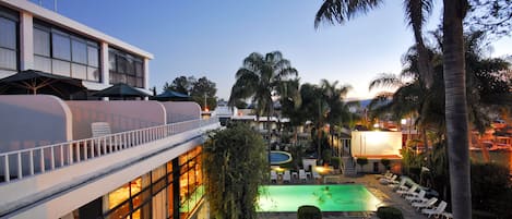 Una piscina al aire libre