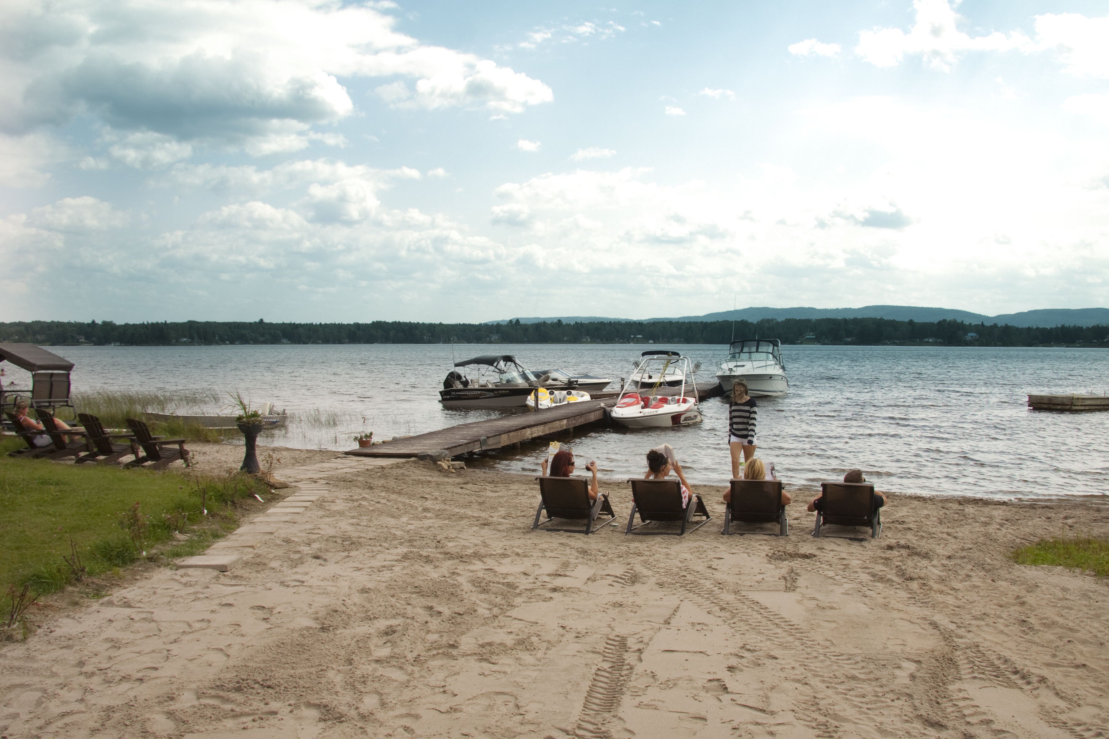 Rannalla, valkoista hiekkaa, kajakkimelontamahdollisuus