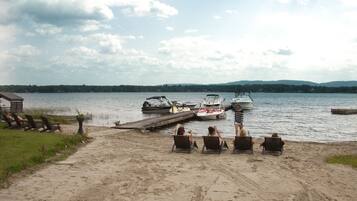 Rannalla, valkoista hiekkaa, kajakkimelontamahdollisuus