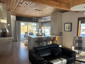 Luksuschalet | Oleskelualue | Televisio, kirjoja, stereot, työhuone