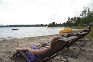 On the beach, white sand, kayaking, rowing - Les Chalets Baie Cascouia (Larouche)