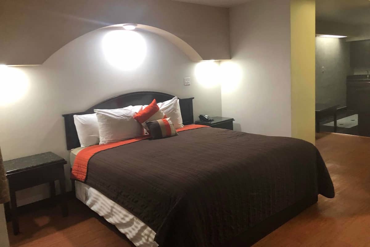 In-room safe, desk, iron/ironing board, bed sheets