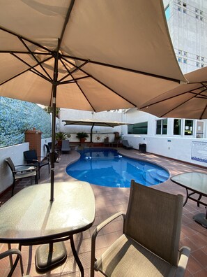 Una piscina al aire libre