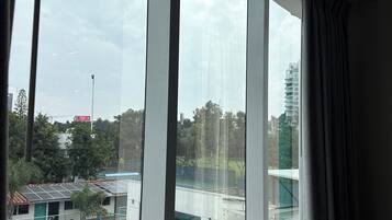 Suite, 2 camas Queen size | Caja de seguridad en la habitación y escritorio