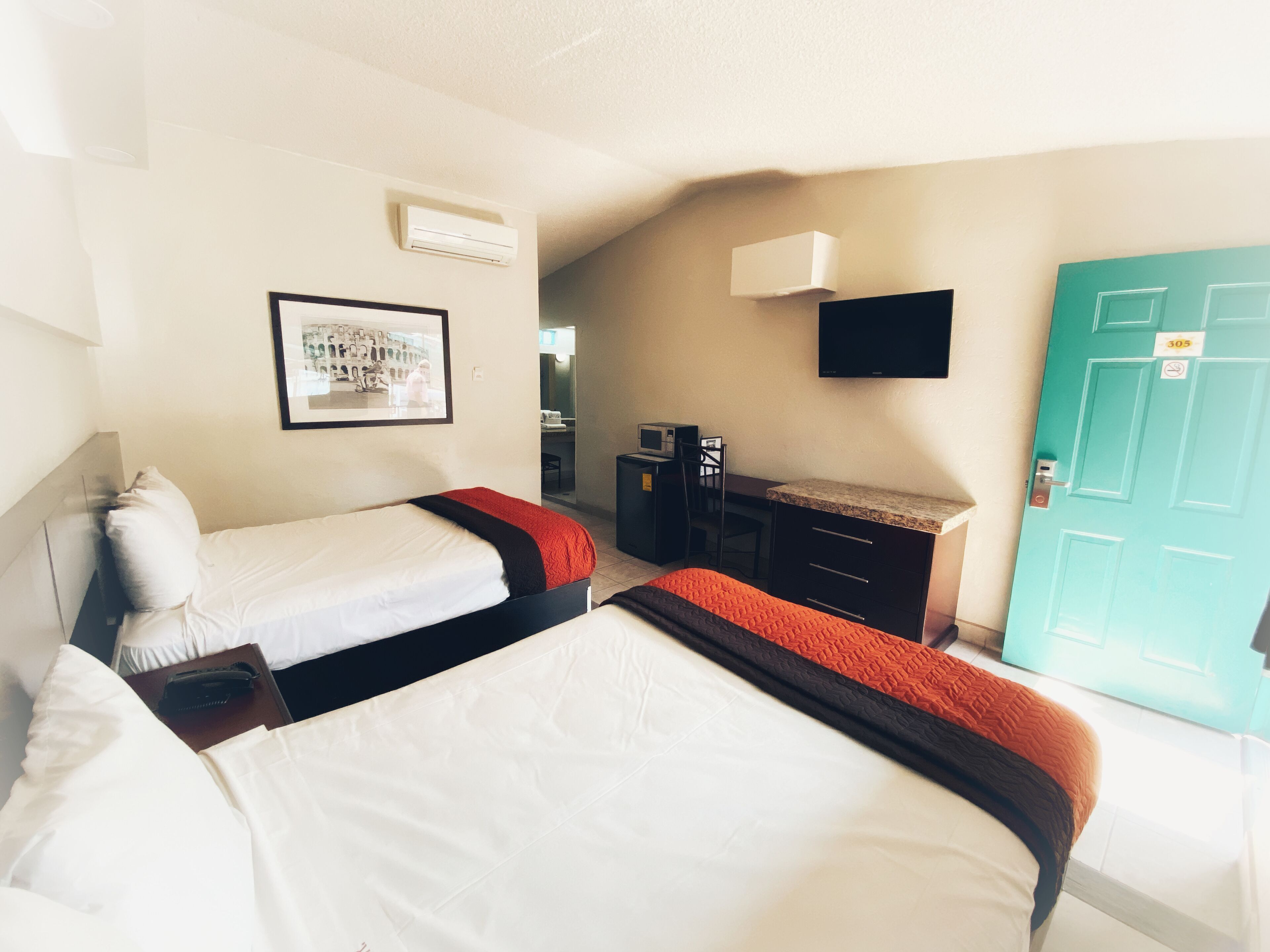 In-room safe, desk, iron/ironing board, bed sheets