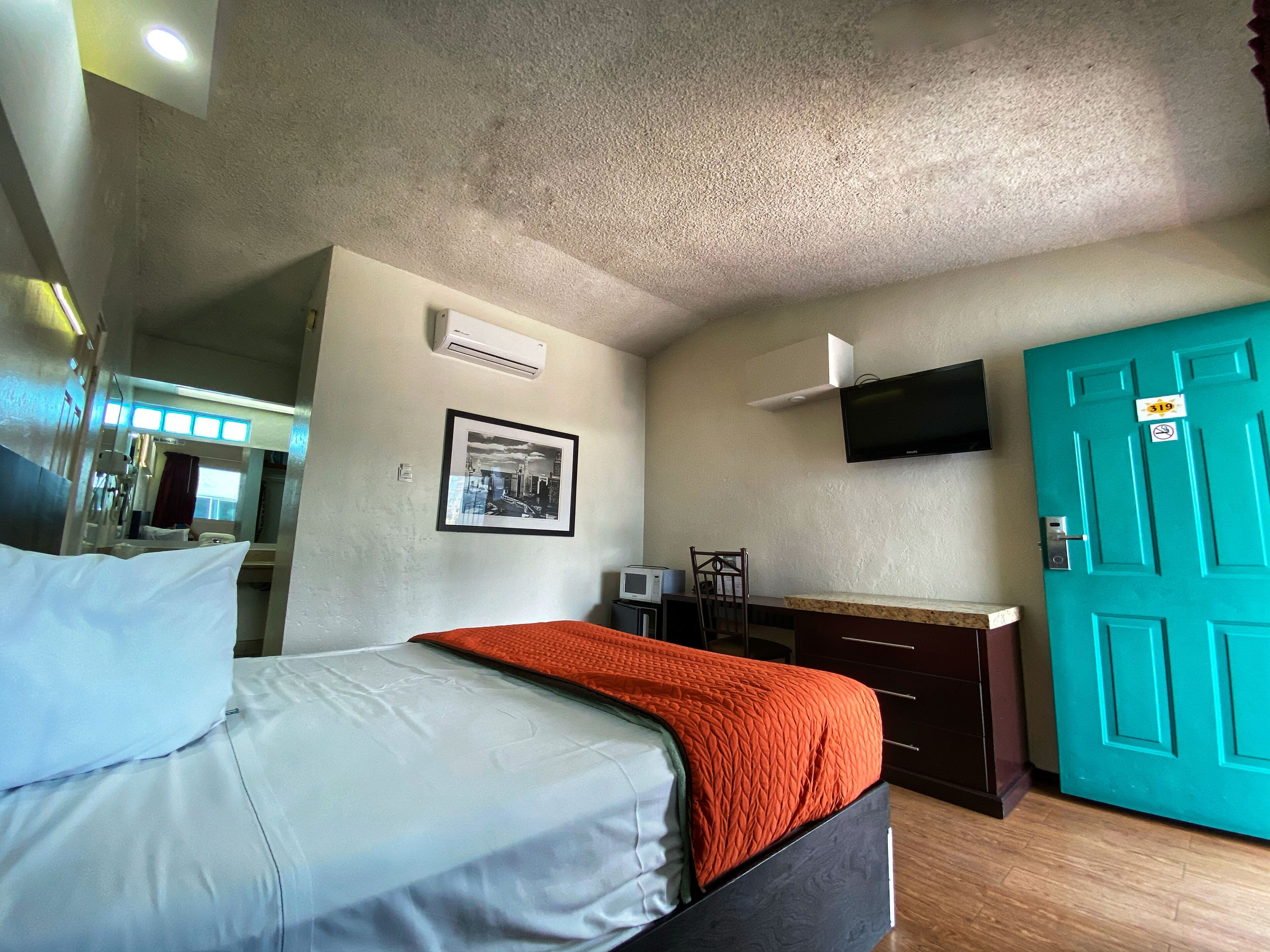 In-room safe, desk, iron/ironing board, bed sheets