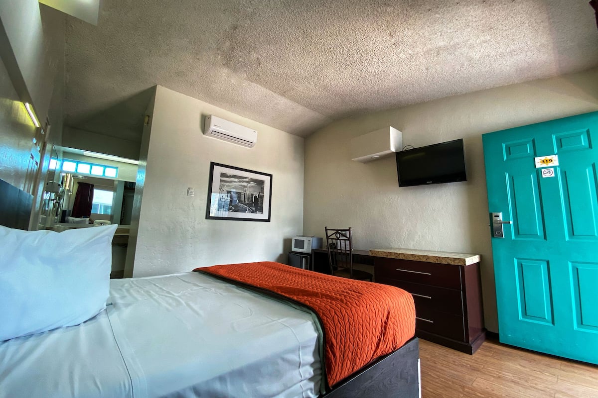 In-room safe, desk, iron/ironing board, bed sheets