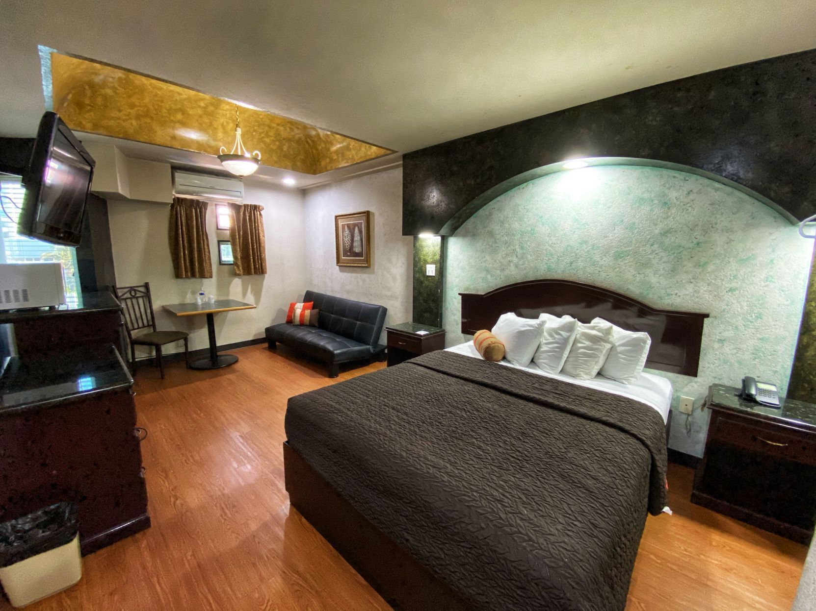 In-room safe, desk, iron/ironing board, bed sheets