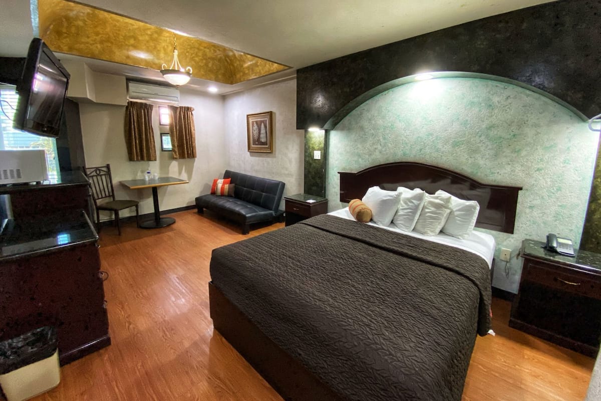 In-room safe, desk, iron/ironing board, bed sheets