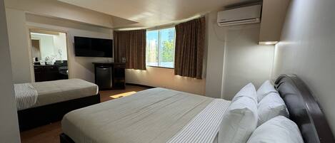 Suite | Caja de seguridad en la habitación y escritorio