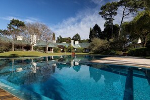 Piscine extérieure, parasols de plage, chaises longues
