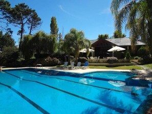 Outdoor pool, pool umbrellas, sun loungers - Sagú Hotel Boutique (Punta del Este)