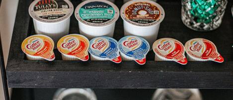 Angolo caffè con diverse cialde e un bicchiere contenente cannucce.