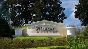 Placa indicando Windsor Hills 2600, com um jardim ajardinado em primeiro plano.