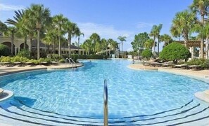 Outdoor pool, pool loungers - Windsor Hills Resort by Mickey Family (Kissimmee)