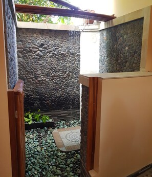Deluxe Double or Twin Room | Bathroom | Shower, free toiletries, bidet, towels - Mango Tree Inn (Pemuteran)