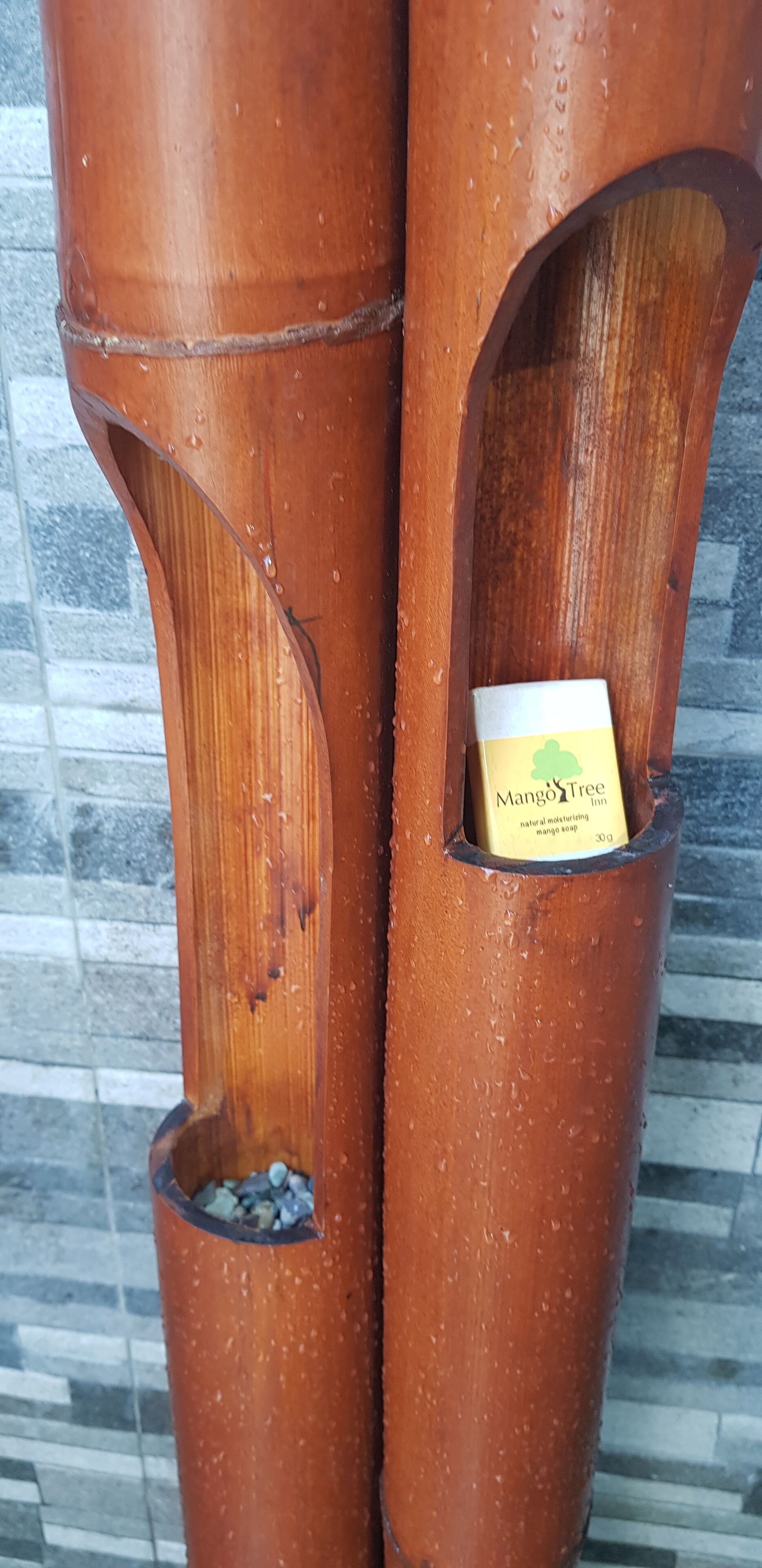 Una estructura de bambú con una botella de jabón del Mango Tree Inn.