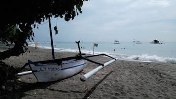 In Strandnähe, schwarzer Sandstrand, Strandtücher