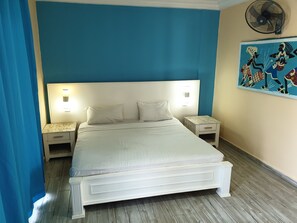 Minibar, caja de seguridad en la habitación y escritorio 