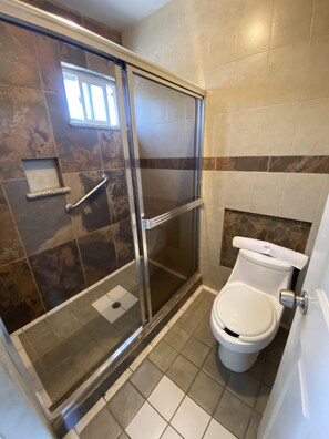 Standard Room | Bilik Mandi | Pancuran mandi, kelengkapan dandanan diri percuma, pengering rambut 