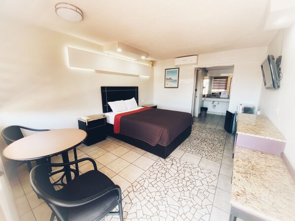 Standard Room | Minibar, in-room safe, desk, iron/ironing board