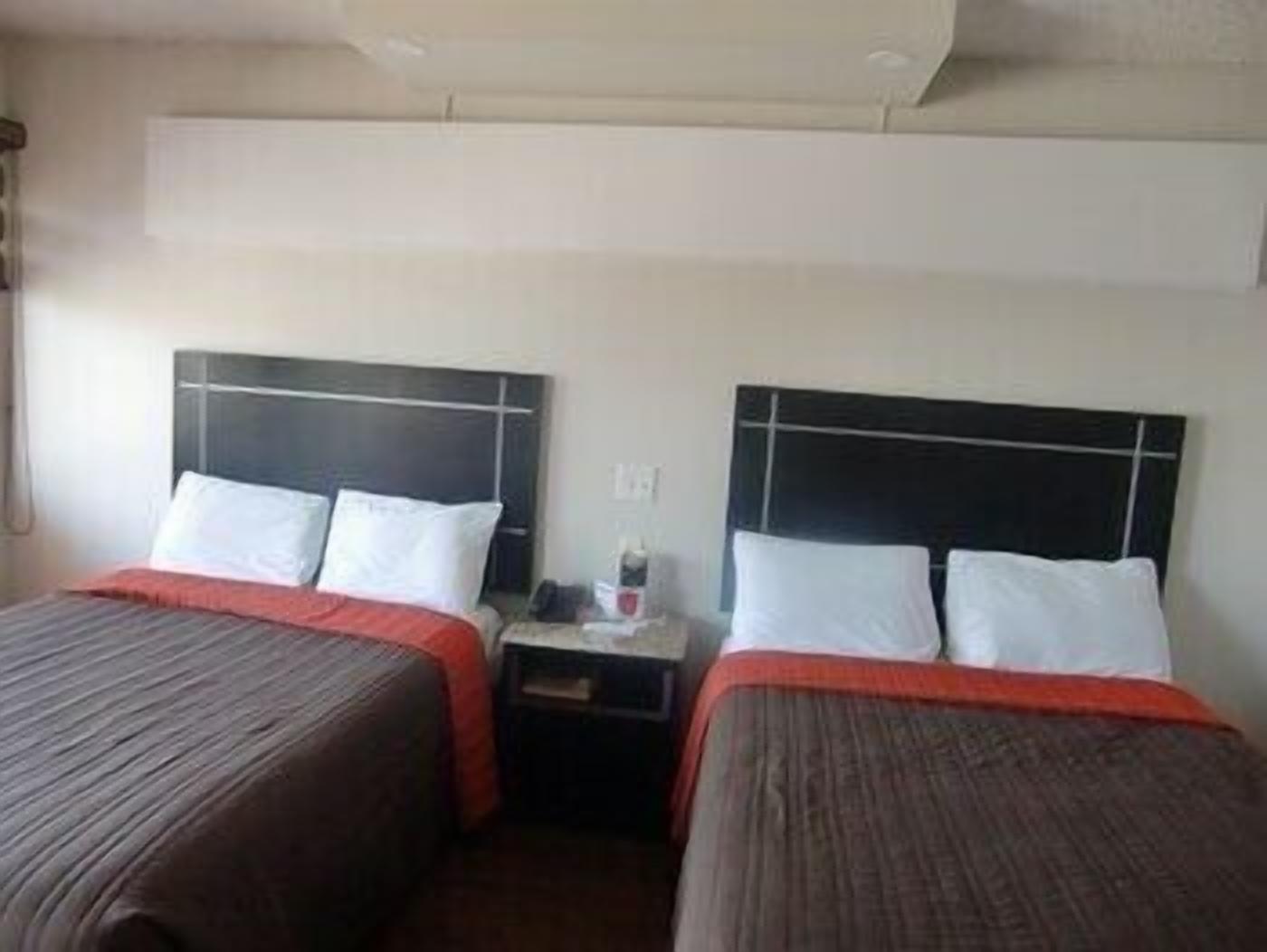Frigobar, cofres nos quartos, escrivaninha