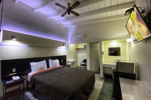 Minibar, caja de seguridad en la habitación y escritorio