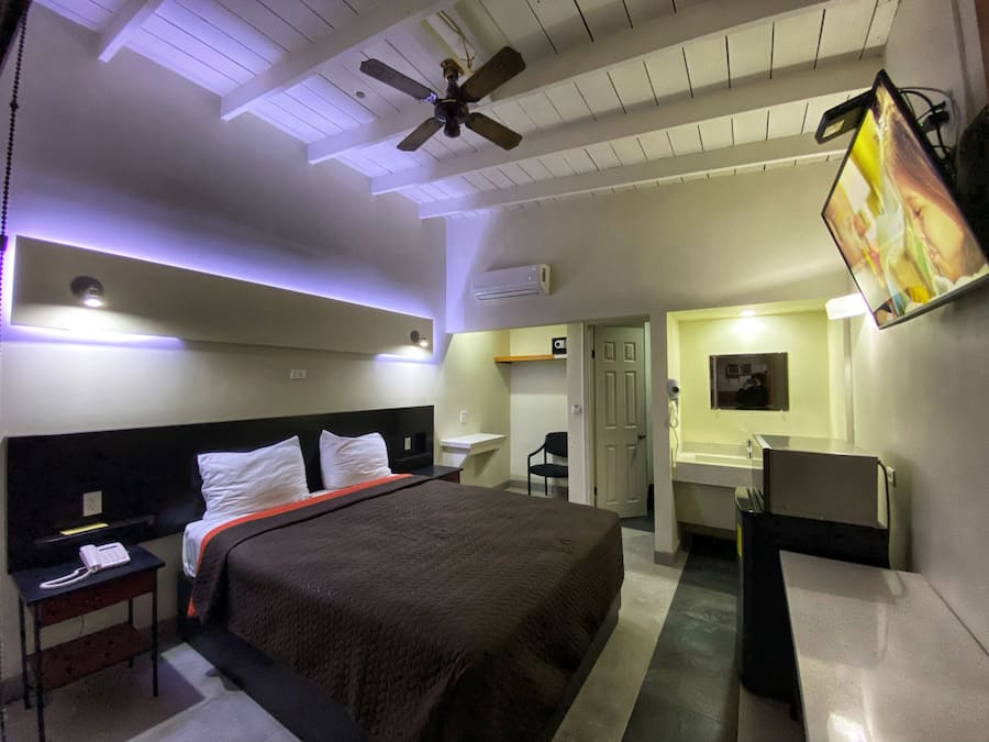 Minibar, caja de seguridad en la habitación y escritorio