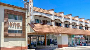 Een hotel met een bord waarop 'Reno Motel' en 'Hotel' staat.
