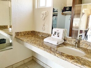 Double Room | Bathroom | Shower, free toiletries, hair dryer, towels - Hotel Reno (Tijuana)