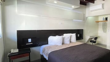 Minibar, caja de seguridad en la habitación y escritorio
