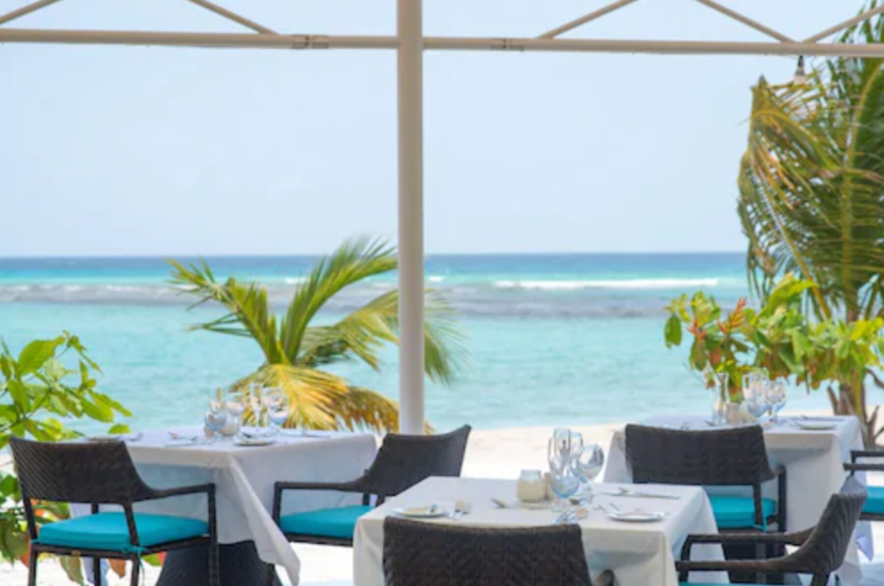 2 restaurants; breakfast, lunch and dinner served 