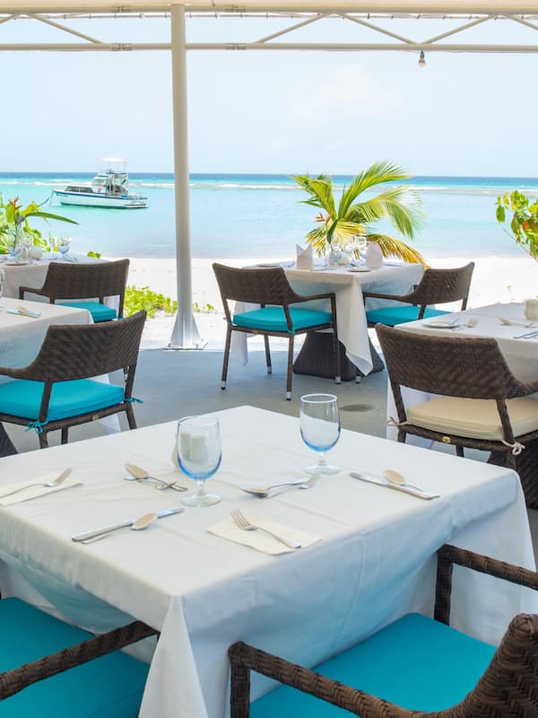 2 restaurantes, se sirven desayunos, comidas y cocina internacional