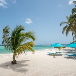 En la playa, playa de arena blanca y toallas de playa