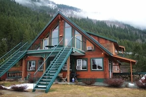 Property grounds - Jade Mountain Motel (Chase)