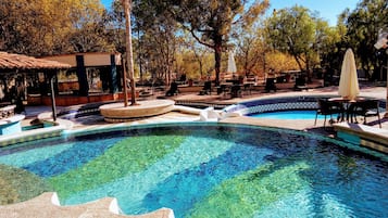 2 ulkouima-allasta, aurinkotuoleja