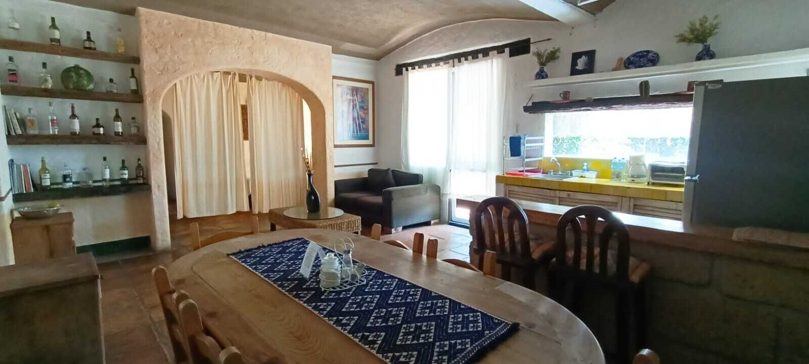 Habitación estándar | Área de sala de estar | Televisión LED de 42 pulgadas con canales por cable y televisión 