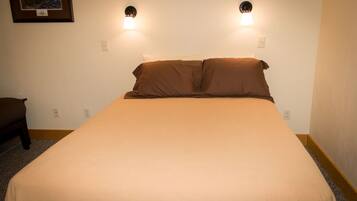 Classic Room, 1 Queen Bed, Non Smoking, Mountain View | Free WiFi, bed sheets