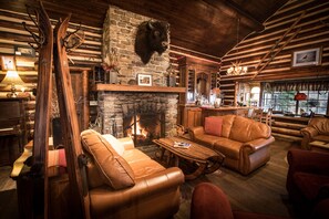 Lobby lounge - Storm Mountain Lodge Cabins & Dining (Castle Junction)