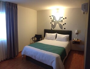 Room1 | 1 bedroom, in-room safe, desk, iron/ironing board