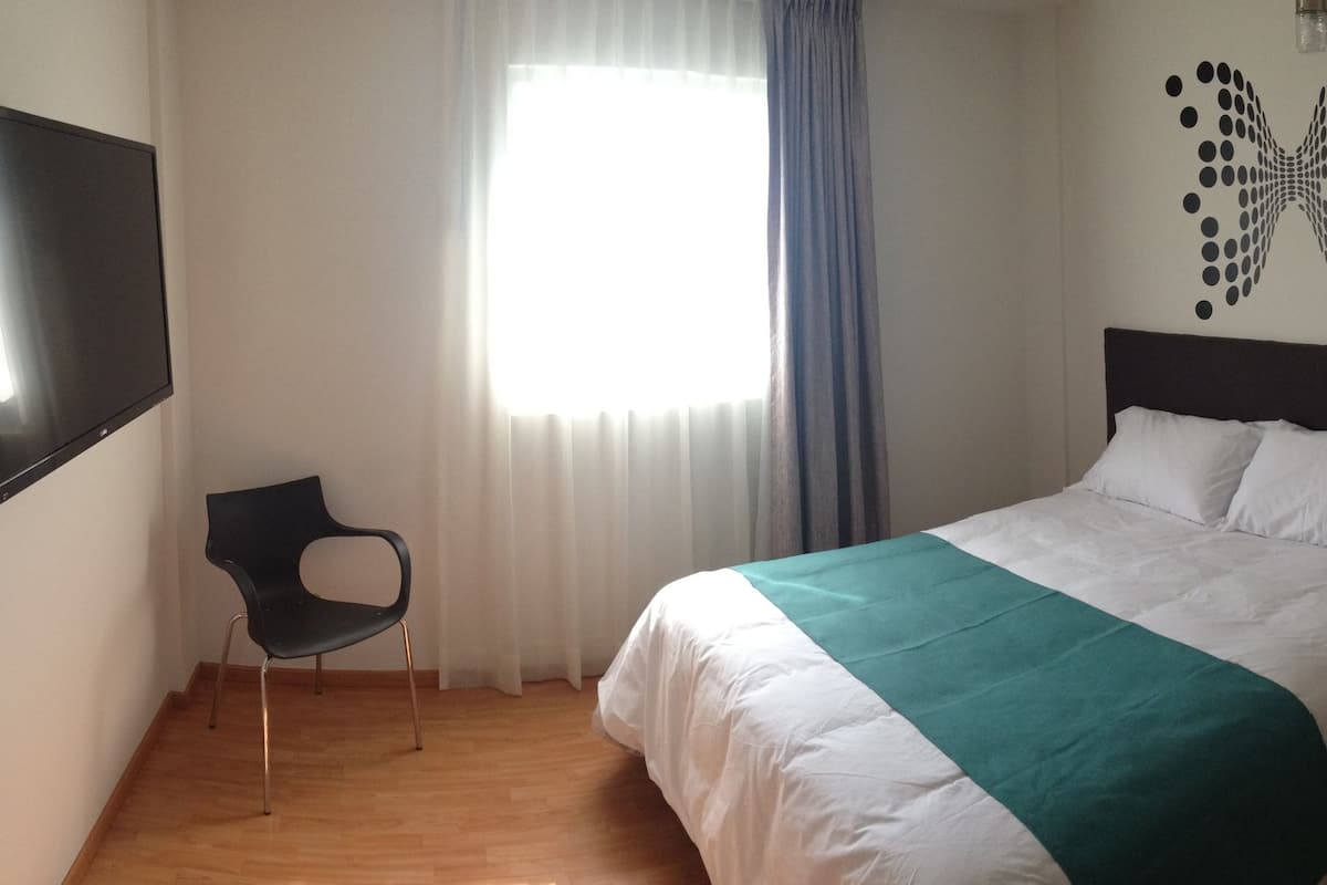 Room1 | Una cassaforte in camera, una scrivania, ferro/asse da stiro