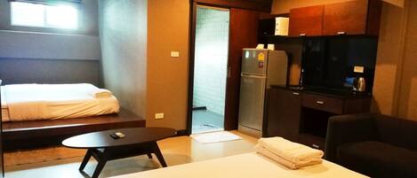 Standard-Vierbettzimmer, Nichtraucher | Zimmersafe, Schreibtisch, kostenloses WLAN