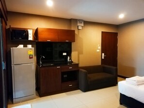 Standard Quadruple Room, Non Smoking | Private kitchenette | Fridge, microwave, stovetop, electric kettle - Himalayan Inn (Pattaya)