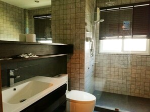 Standard Quadruple Room, Non Smoking | Bathroom | Shower, free toiletries, slippers, bidet - Himalayan Inn (Pattaya)